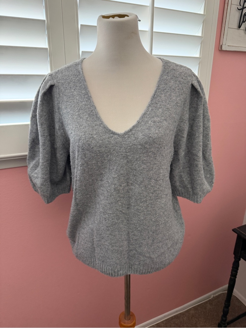 Nine West Light Gray V-Neck Puff Sleeve Sweater